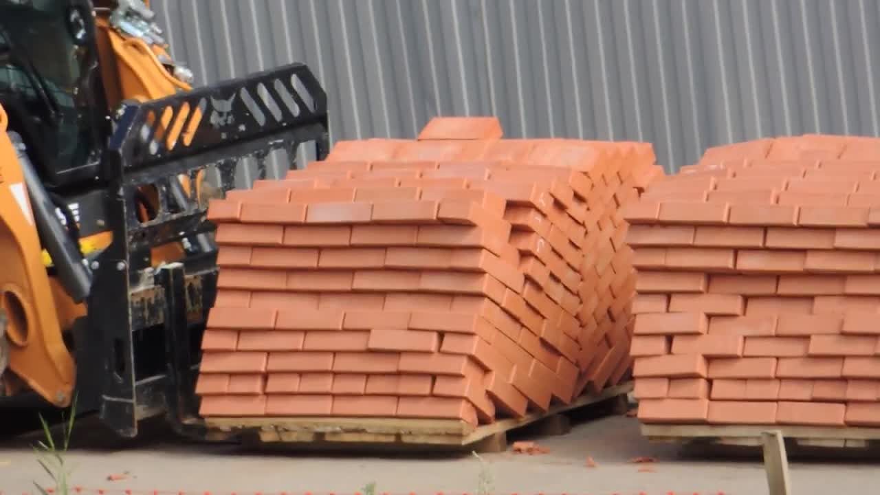 Кирпич везем. Грузоперевозки кирпича. Кирпич на манипуляторе. Перевозка стройматериалов. Кирпич везем.