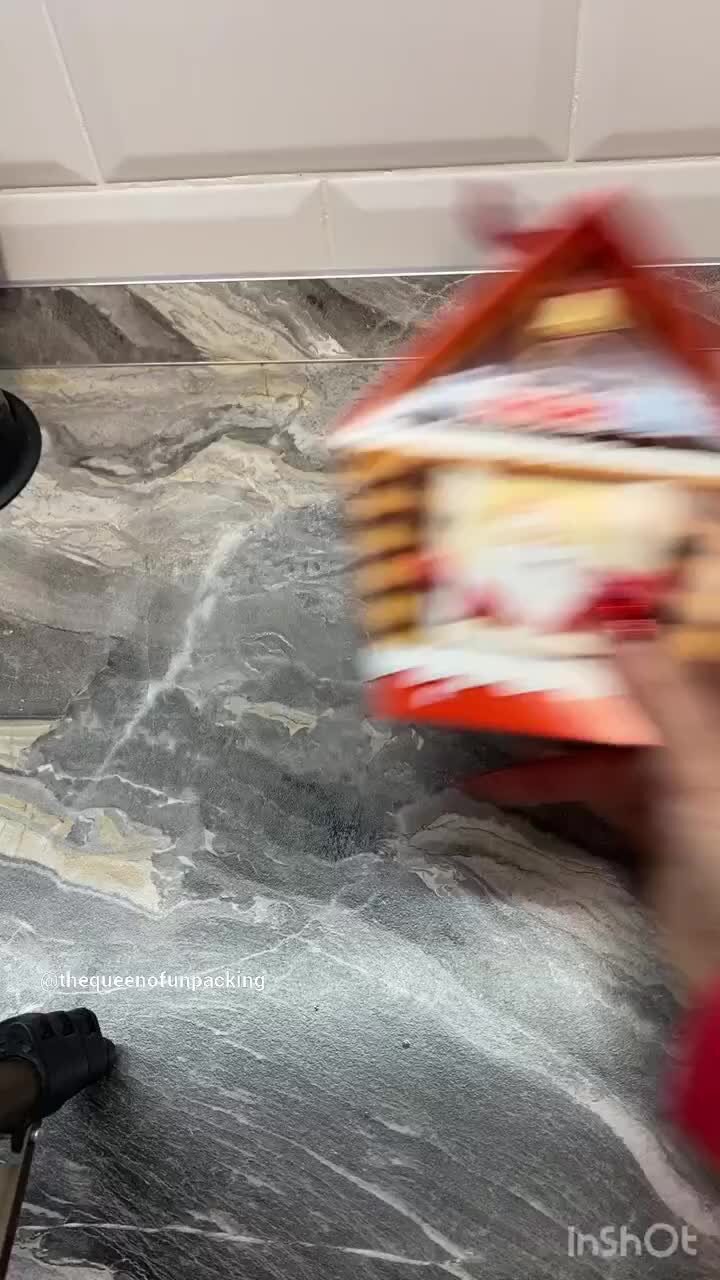 вручает подарок. счастье в подарок. распаковка больших подарков. распаковка подарков. музыка для распаковки подарка.