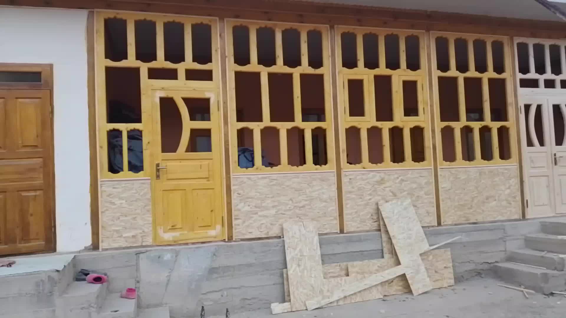 кот лезет в форточку. окошко пожалуйста. кошки на окошке. окошко пожалуйста. кот выглядывает из окна.