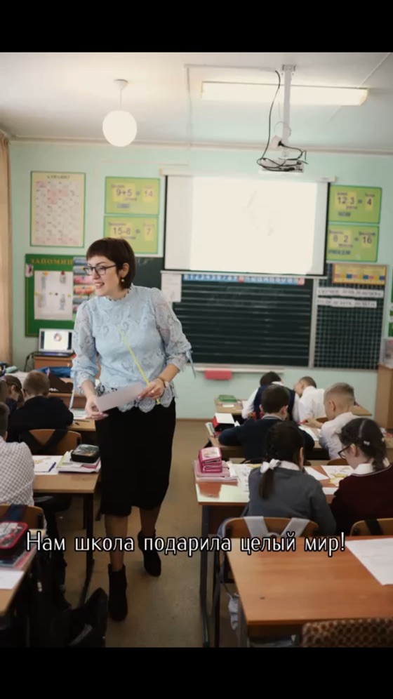 урок в классе фортепиано. руки за фортепиано. дети в музыкальной школе. фортепианное отделение дши. приглашение в художественную самодеятельность.