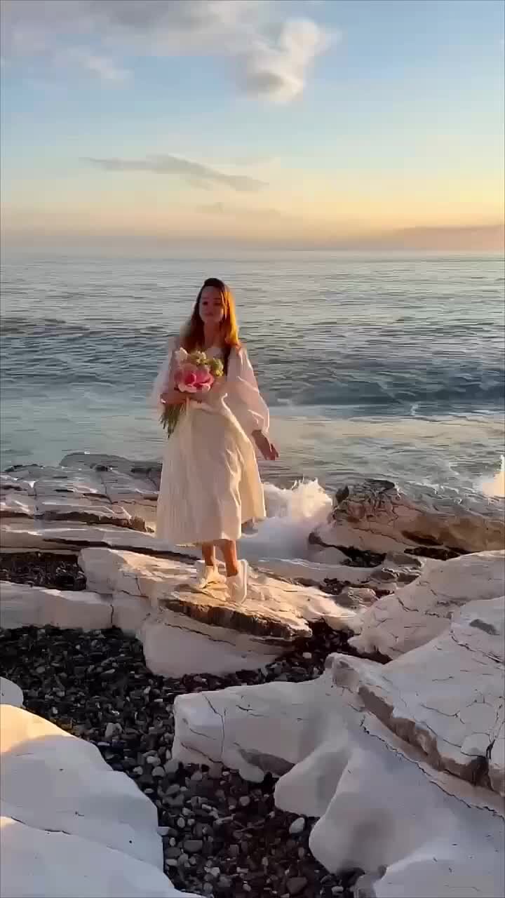 Летающий зонтик. Равшания азулэ. Полет в небе. В воздухе парило и день. Девушка зонтик счастье.