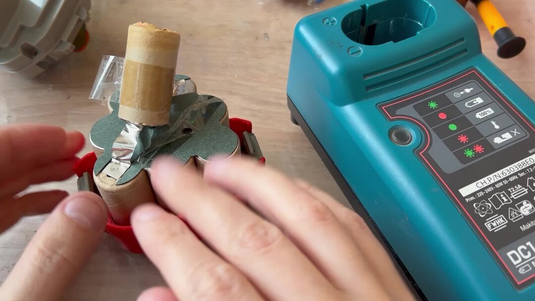 Почему не заряжается шуруповерт. Аккумулятор бесперебойника на 12 вольт для шуруповерта. Переделка пылесоса bosch на литиевые аккумуляторы. Не заряжается аккумулятор шуруповерта. Перестал заряжаться аккумулятор шуруповерта.