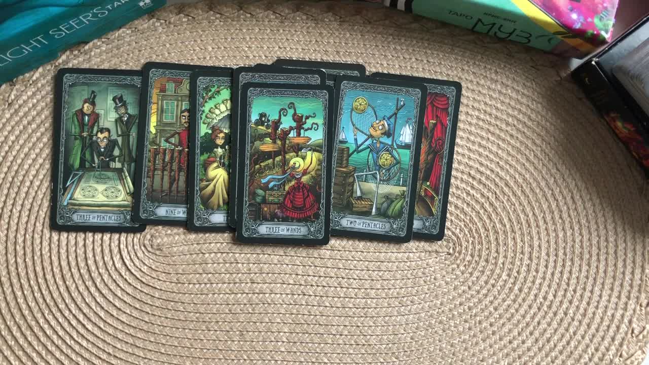 Таро судьбы. Гадание грядущее. Женщина гадает. Расклад таро на год. Гадание грядущее.