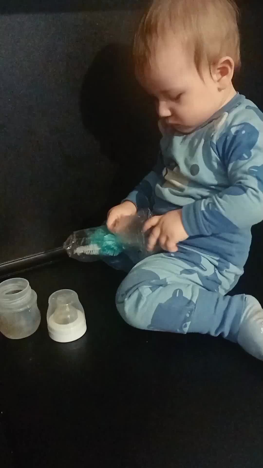 повтори за мной очистите пылесос. повтори за мной очистите пылесос. мужчина убирается. 100. горничная с пылесосом.