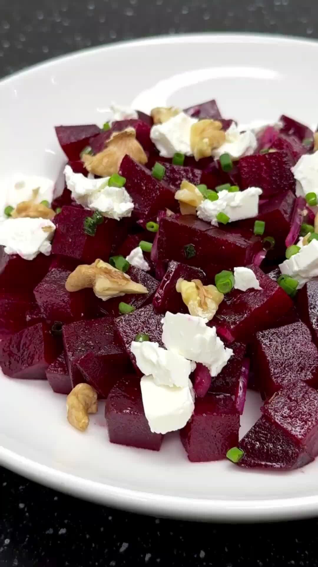 Салат свекла с черносливом и грецким орехом. Салат свекла фета грецкие орехи. Салат из свёклы с сыром фета и грецкими орехами. Салат с печеной свеклой и сыром фета. Салат с грушей и свеклой и сыром фета.