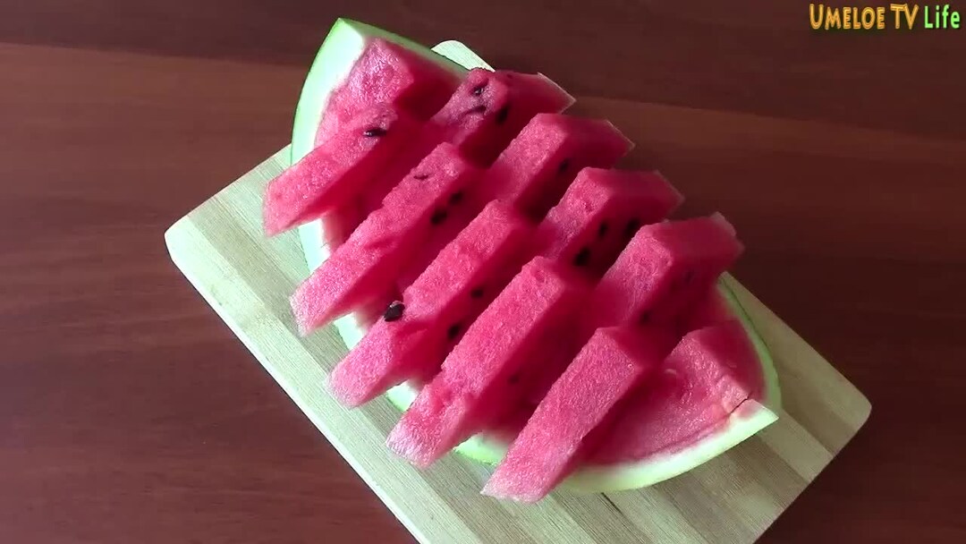 Красиво нарезать арбуз и дыню. Нарезка арбуза видео. Нарезка арбуза и дыни красиво. Разрезанный арбуз. Нарезка арбуза.
