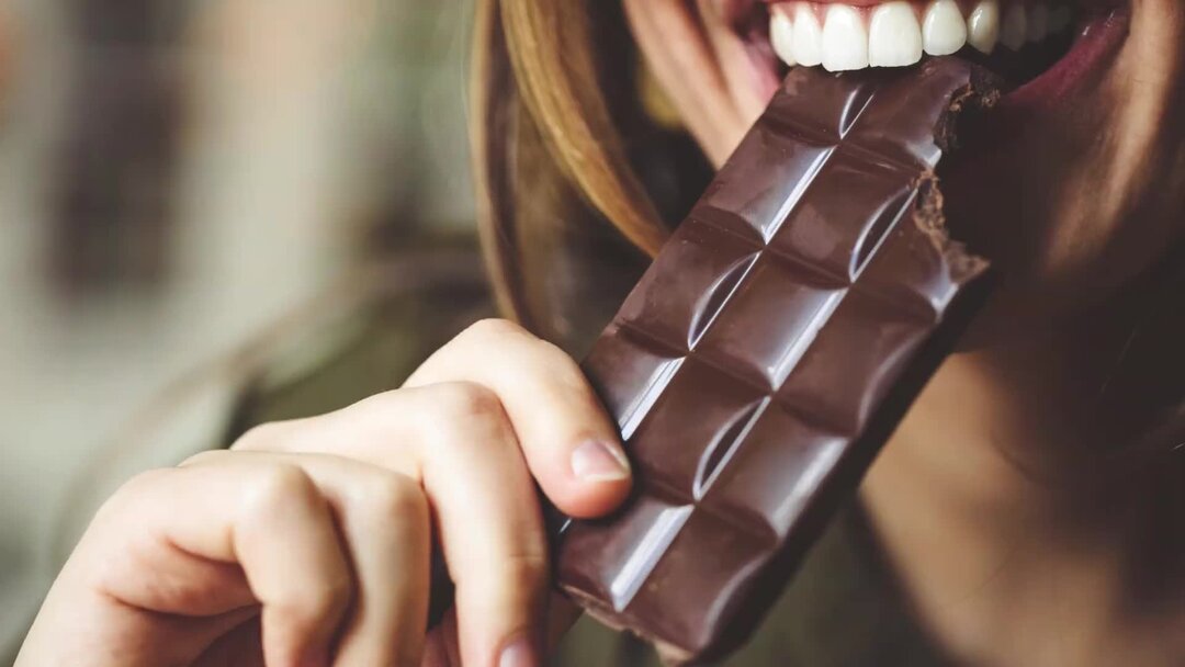 Шоколад есть всегда. Женщина ест шоколад. Девушка в шоколаде. Полезный шоколад.