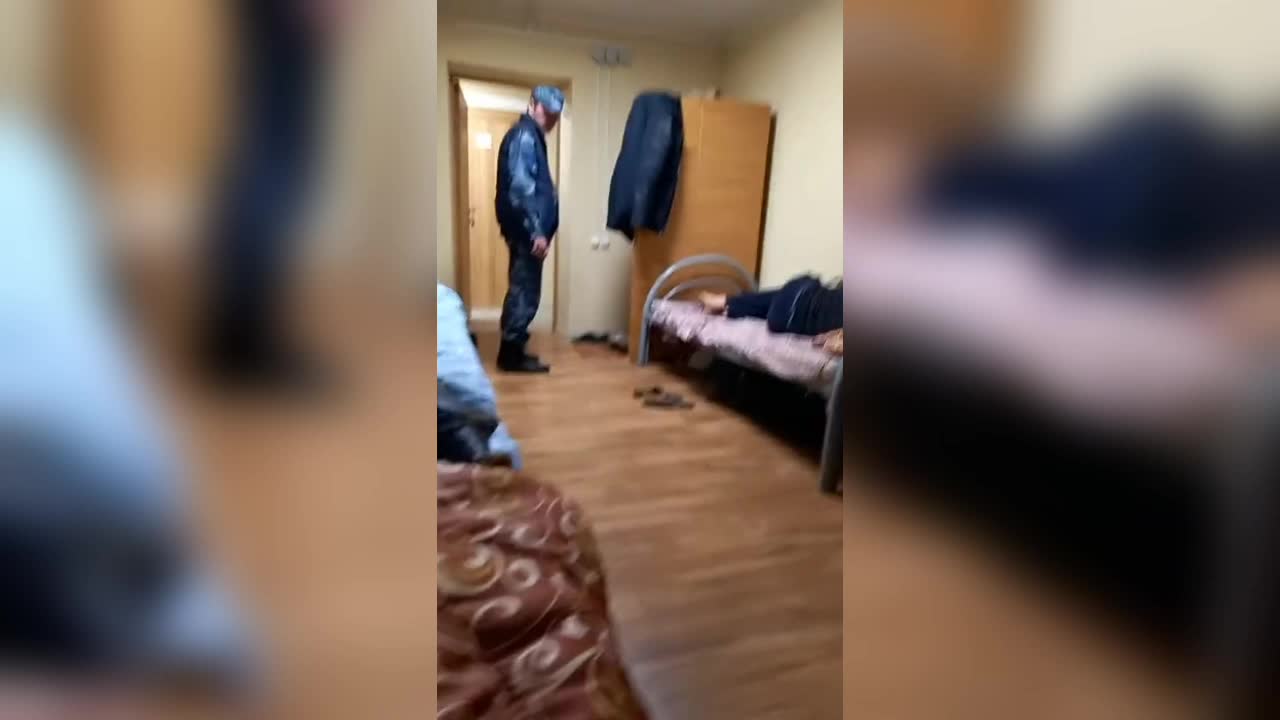 Когда придешь домой. Отправь пьяную. Напиться на новый год. Девушка на полу с бутылкой. Отправь пьяную.