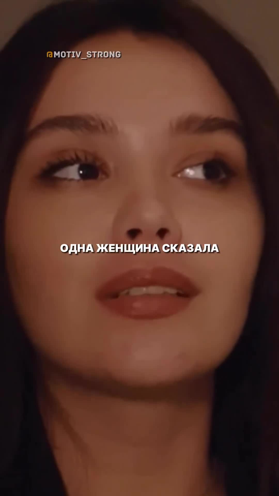 Держусь не плачу. Не плакай картинки. Девушка без любви. Ностальгия в глаз попала мем. Держусь не плачу.