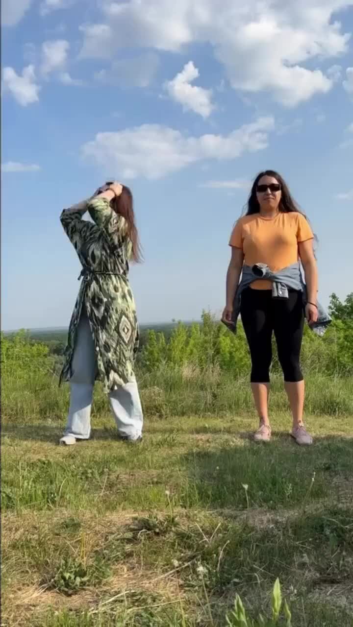 Девочка с обертки шоколадки аленка. Девочка из шоколада аленка. Алёнка тима белорусских текст. Коля коробов с девушкой. Песня девочка шоколадка.