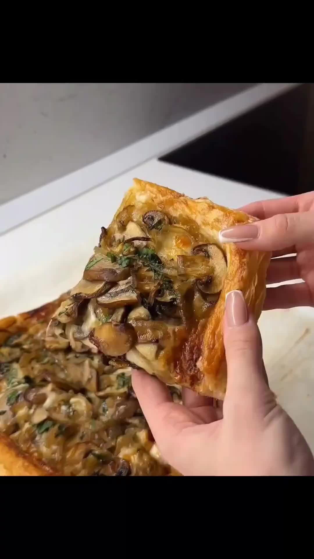 Моя кухня | Грибная пицца 🍕 Ингредиенты: 🥟слоеное тесто бездрожжевое  🍄шампиньоны 🧅лук 🧀моцарелла 🧈сливочное масло 🌻растительное масло  ☘️петрушка 🥚белок для смазывания | Дзен