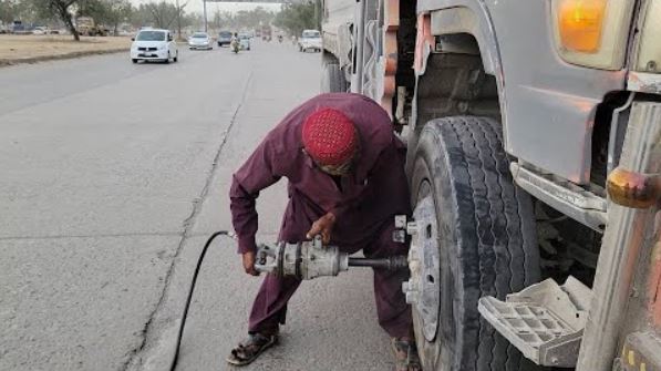 как менять передние колеса. закручивание болтов на колесах. монтаж колеса. тормозные колодки в суппорте. балансировка колёс 16-й радиус.