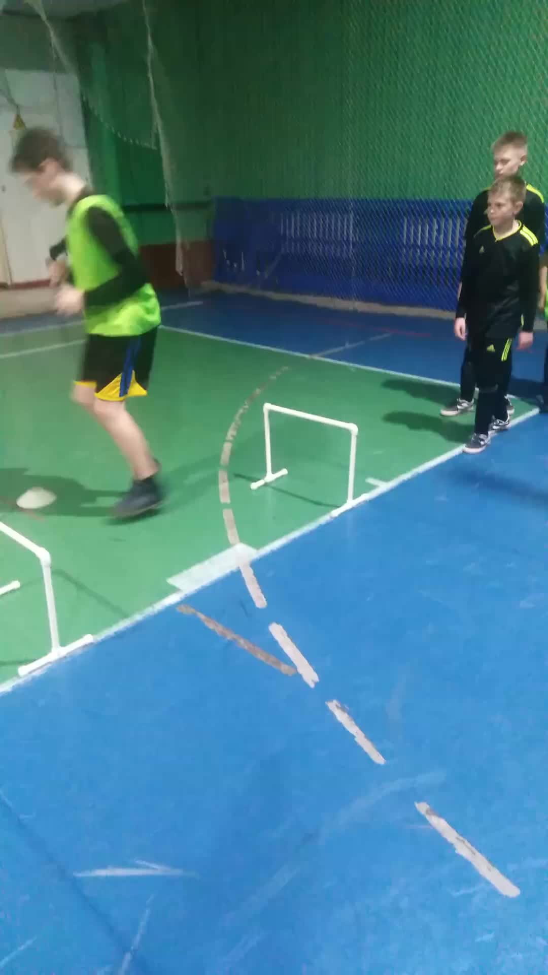 разминка в футболе. фишки с футболистами. футбол тренировка. тренировка футболистов. бег футболиста.