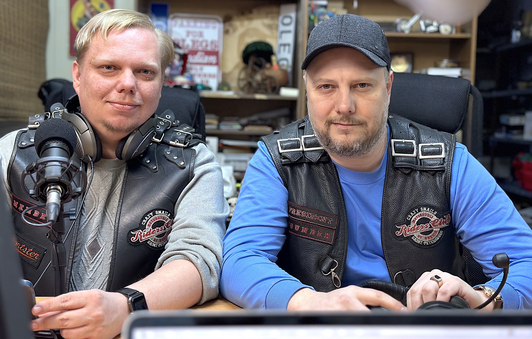 У девушки берут интервью. Интервью девушка. Журналист берет интервью. Мужчина дает интервью. Интервью (журналистика).