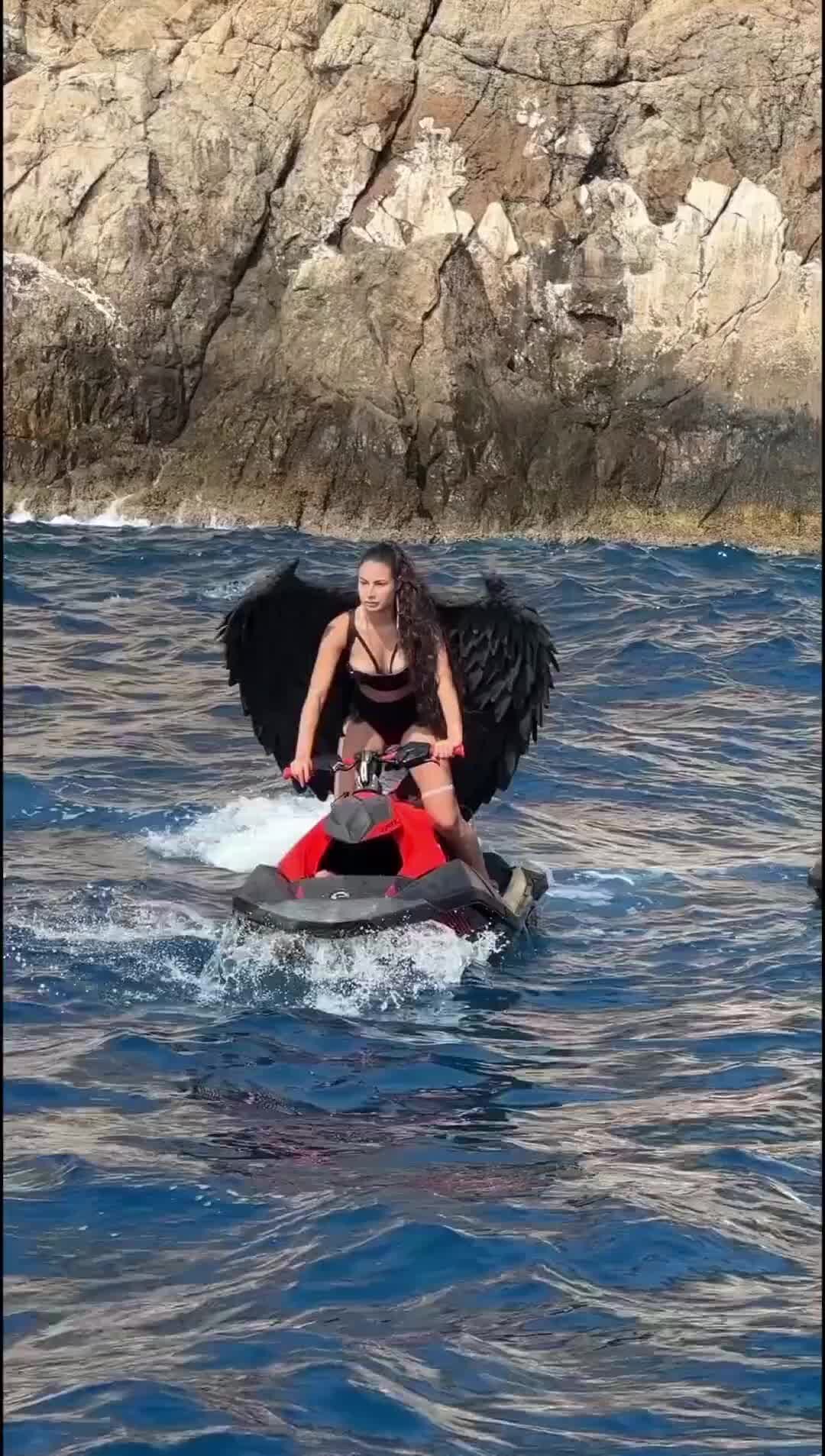 сделай музыку потом. современные технологии музыкальные. сделай музыку потом. девушка в наушниках. сделай музыку потом.