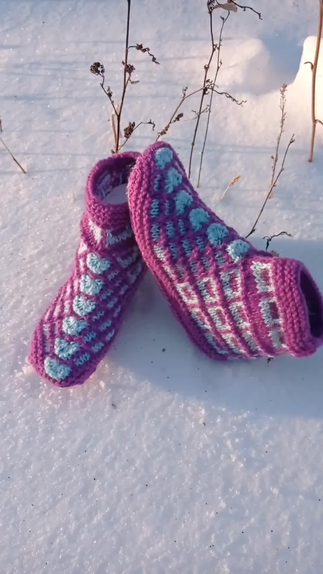 следочки тапочки на 2 спицах. тапочки-следки 2020. тапочки начинающих на 2 спицах видео. вязаные следки на двух спицах. вязаные тапки спицами.
