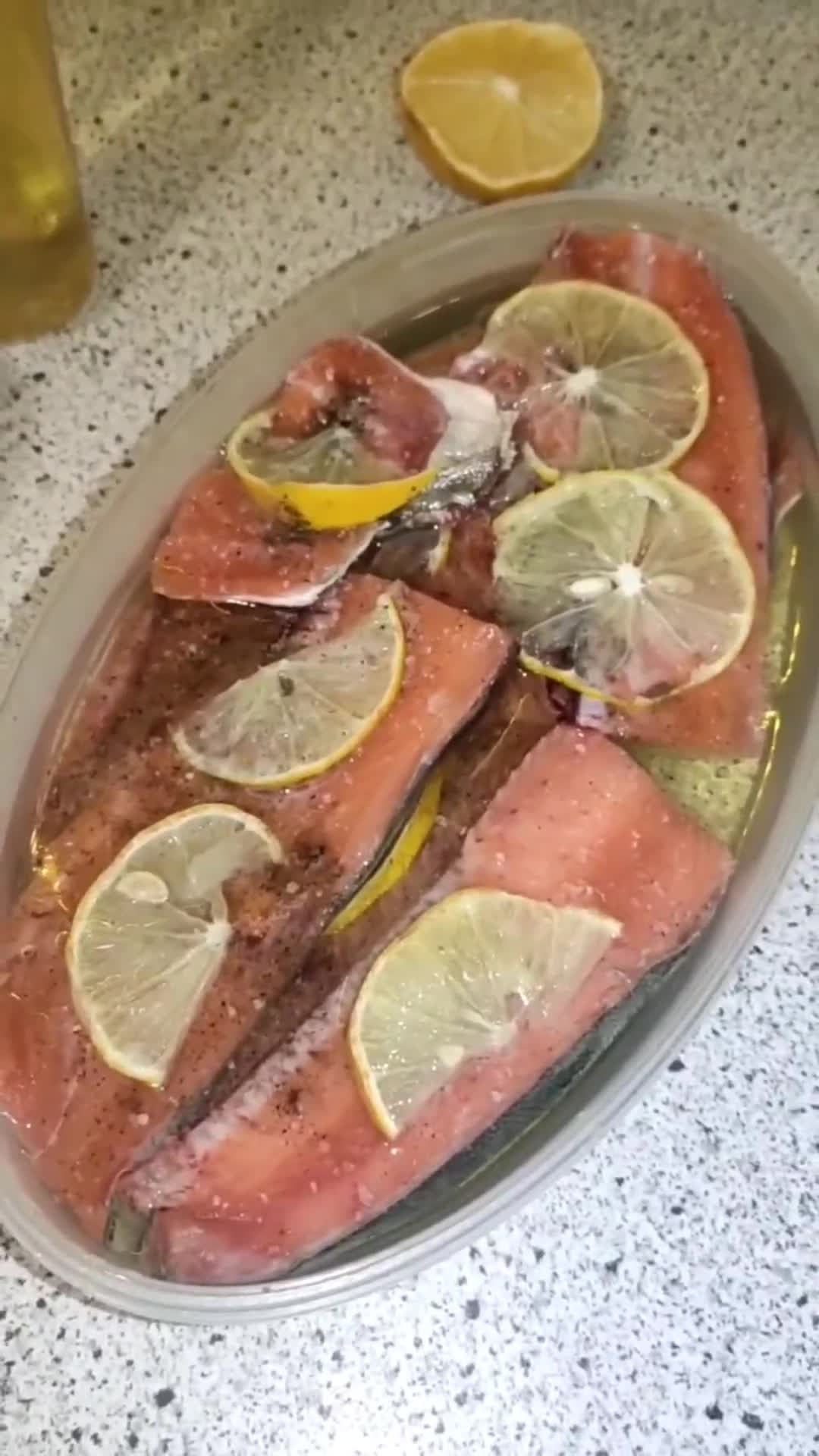 Горбуша слабосоленая целиком в домашних. Как солить горбушу целиком. Посол горбуши. Горбуша малосольная целиком. Посолить рыбу горбушу.