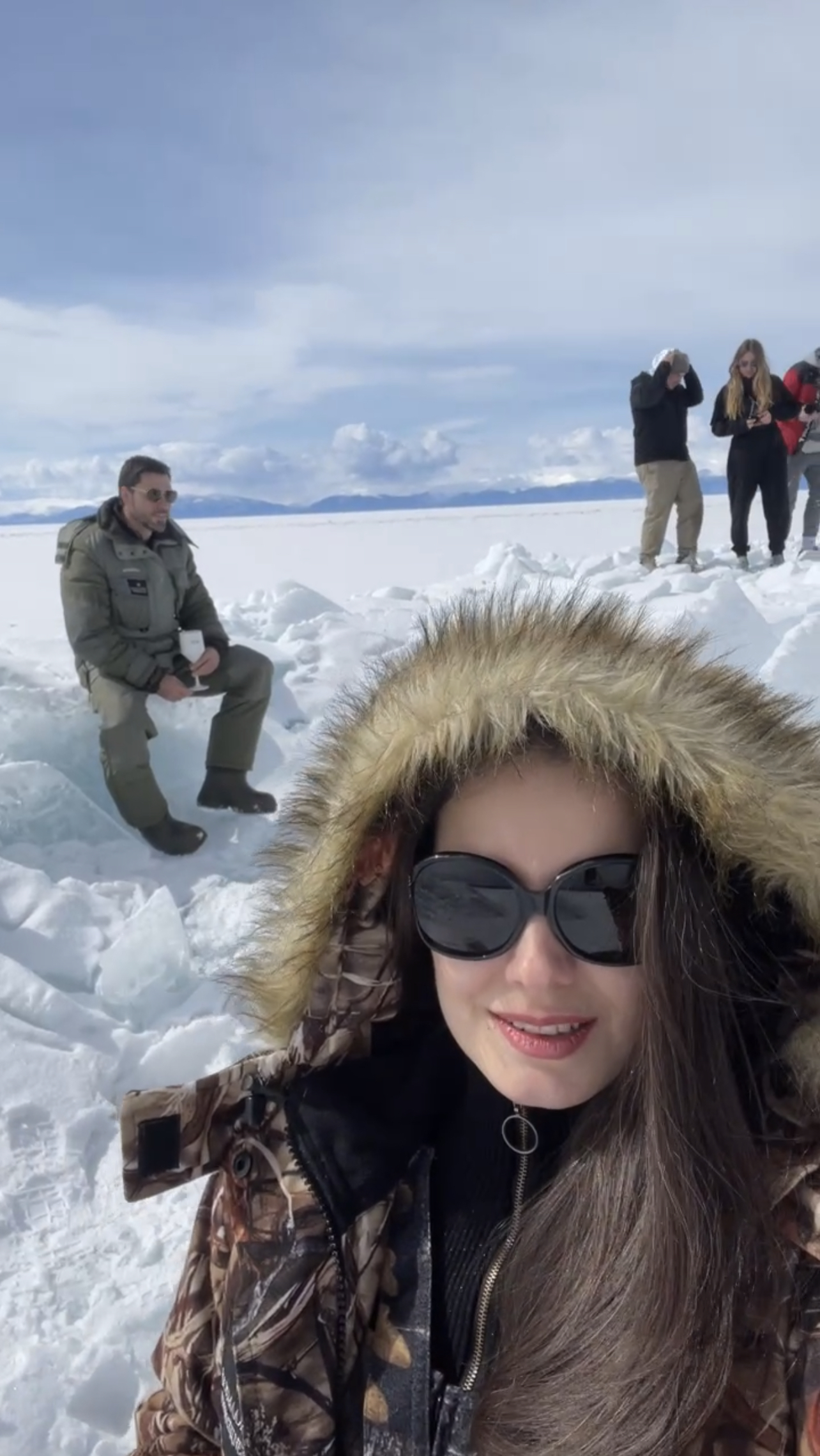 мужик наливает просекко. девушка пьет шампанское. бокалы для шампанского. просекко холодный в бокале фото. друзья и вино калуга.