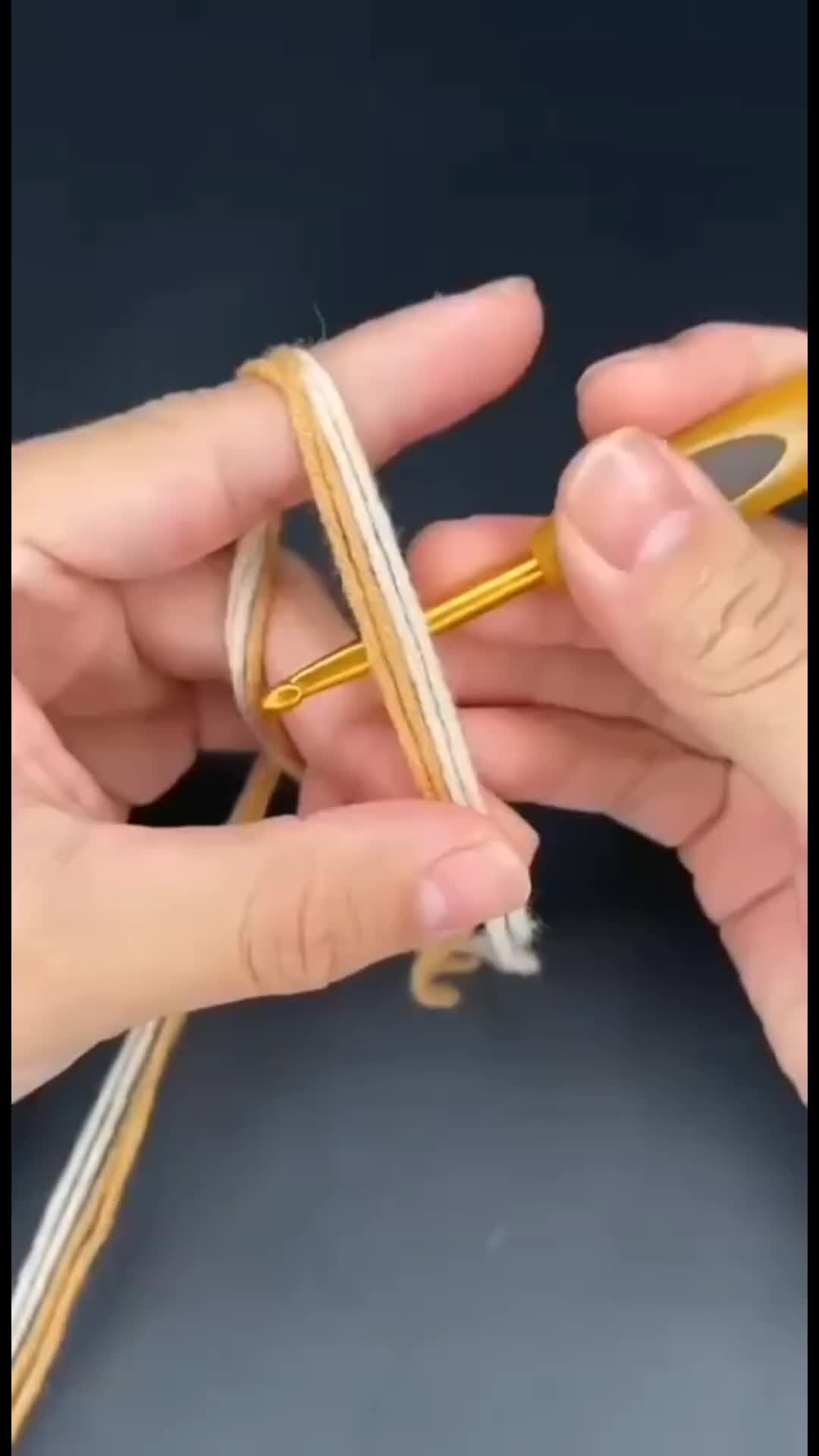 Скрутка нитей для вязания. Вязание крючком двойной нитью. Как соединить нити при вязании. Как вязать в две нити. Вязание сложением в две нити.