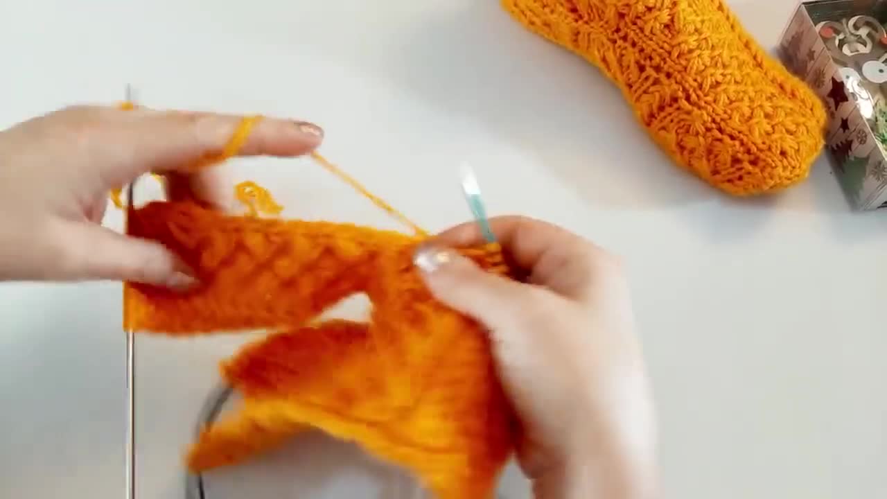 вязаные тапочки спицами. следки на двух спицах. следки на двух спицах веером без шва. тапочки- следочки боровой. тапочки следки спицами марина курцева.