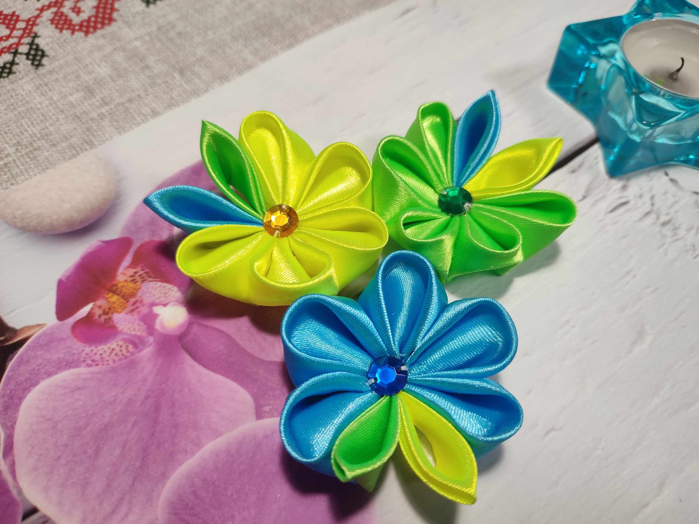 Бабочка для мальчика из атласной ленты. Галстук-бабочка. Как сделать бабочку из атласной ленты. Маленькие бантики из атласных лент. Как сделать бабочку из атласной ленты.