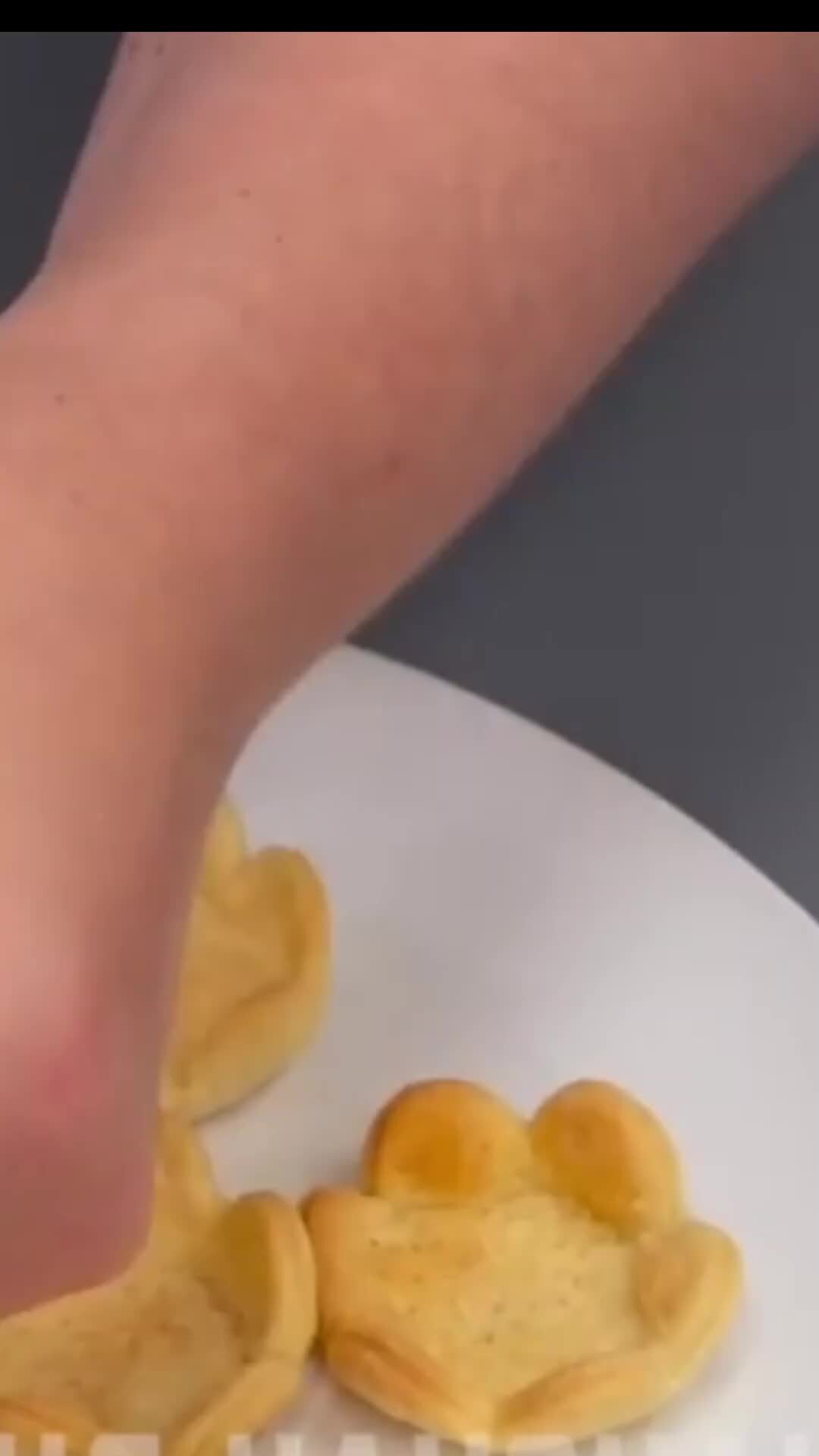 икра со сливочным маслом. икра имитированная здоровье. бутерброд с маслом и икрой. икра со сливочным маслом.