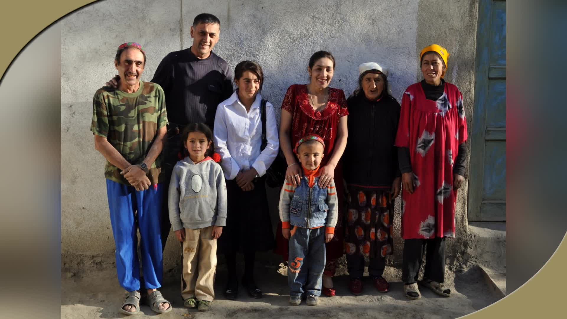Родители таджиков террористов. Таджикская семья. Семья в Таджикистане. Самая большая семья в Таджикистане. Многодетная таджикская семья.
