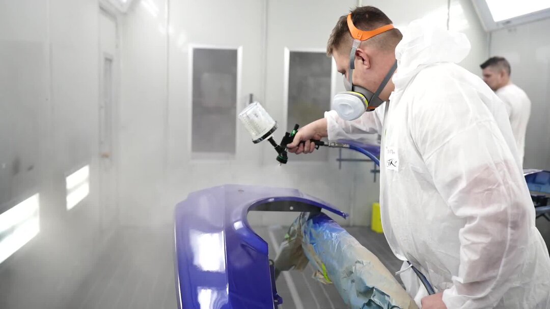 Ученик автомаляра вакансии. Маляр подготовщик автомобилей. Ученик автомаляра вакансии. Покрасочная машина. Ученик автомаляра вакансии.