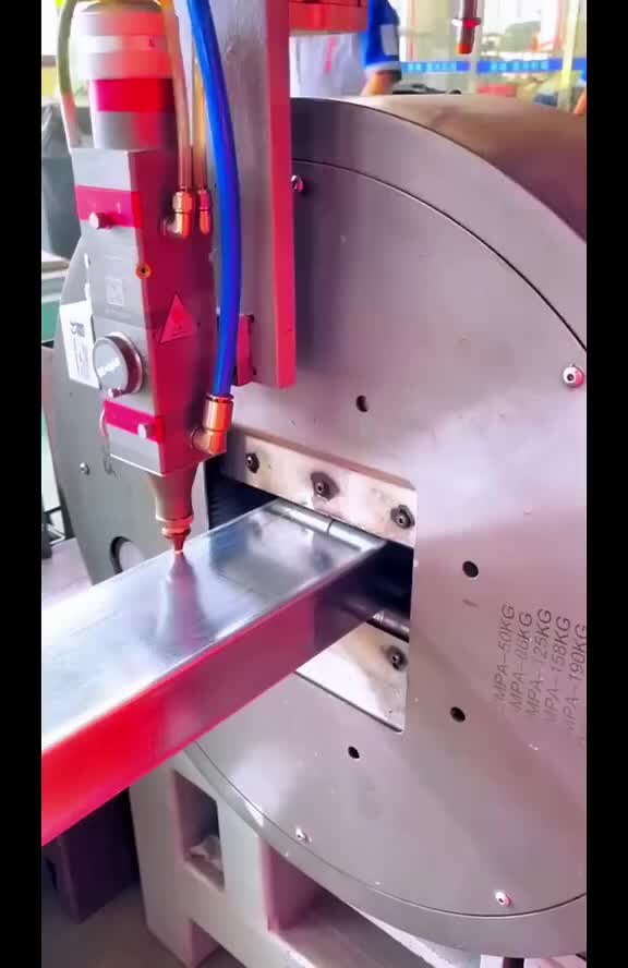 синтетический пластик. фигурная резка пластика. синтетические полимерные материалы. фрезерование пластмасс. фрезерованные детали из пластика.