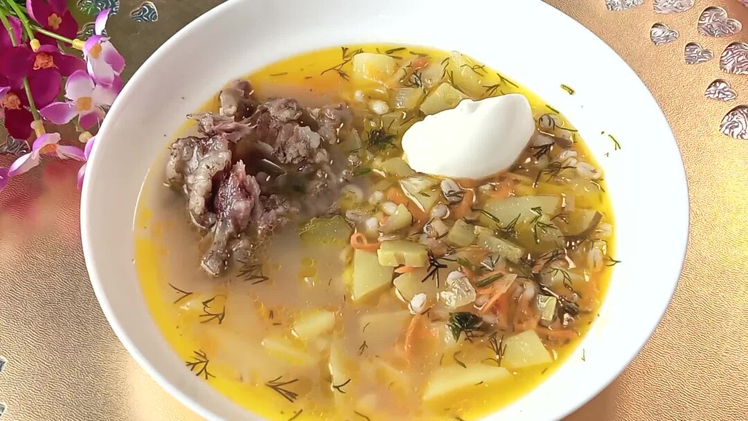 Садимся завтракать. Дети за столом. Здоровый завтрак для школьника. Мальчик завтракает. Садимся завтракать.