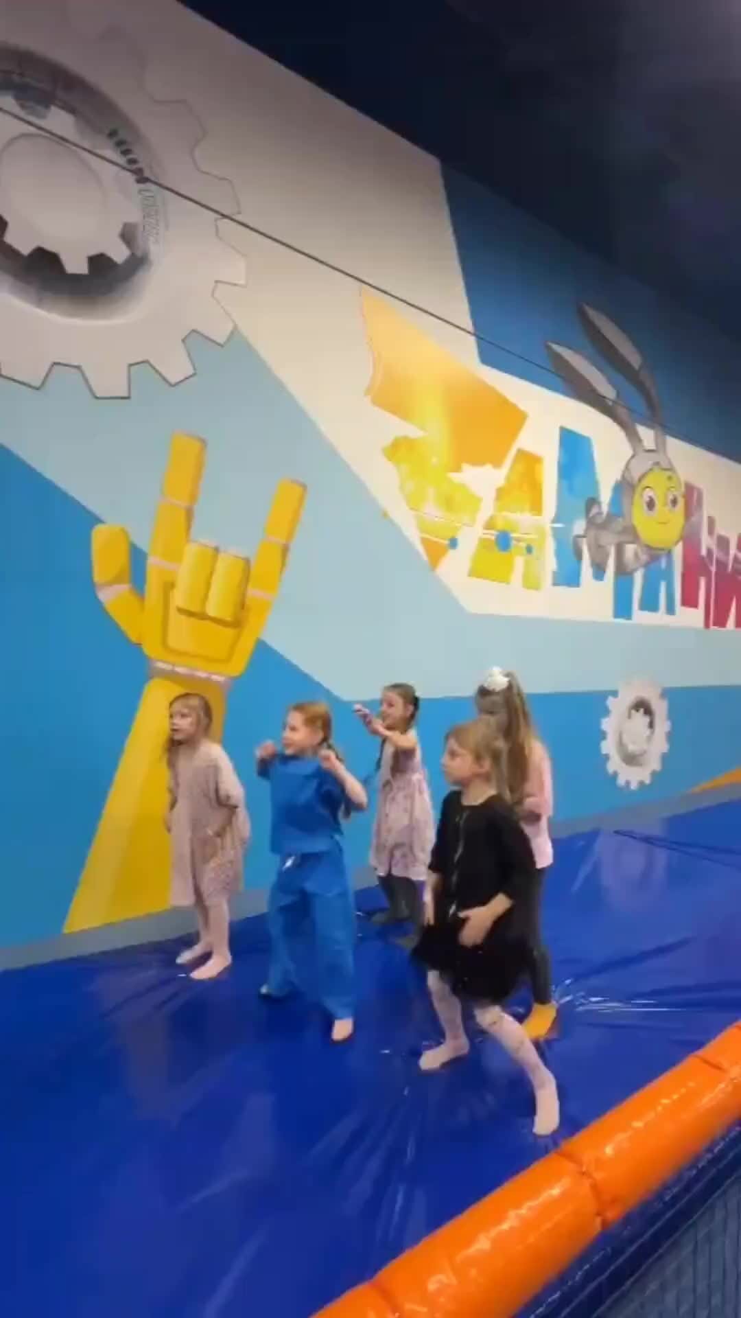 Аниме вальс. Маленькие подружки спиной. Девочка танцуй текст. Девушка гитарист. Медленный танец в темноте.