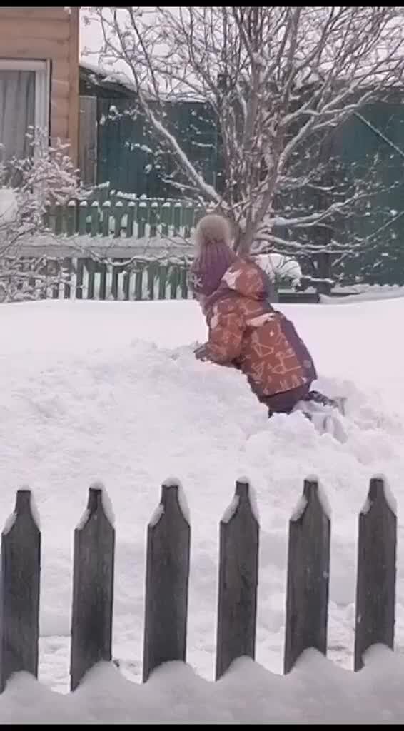 зима девушка ждет. зимний вид из окна. зима за окном. зимний вечер. деревенский домик зимой.