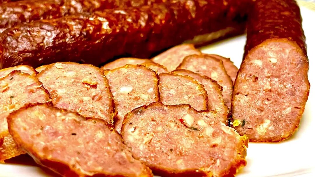 как легко почистить колбасу. как быстро очистить сардельки от шкурки. шейка сырокопчёная в оболочке. как легко почистить колбасу. как легко почистить колбасу.