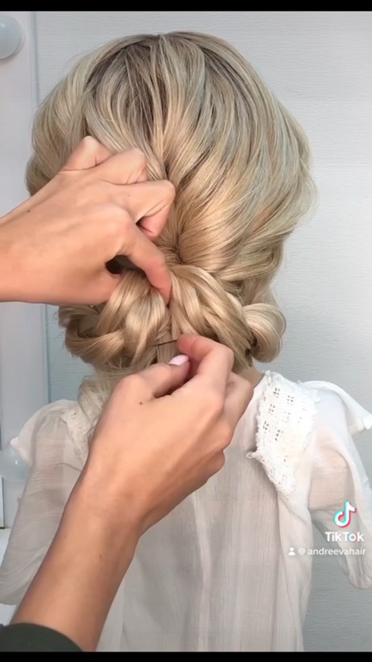 низкий пучок для девочки. прически для девочек на праздник. низкий пучок для девочки. низкий пучок для девочки. прическа на выпускной пучок.