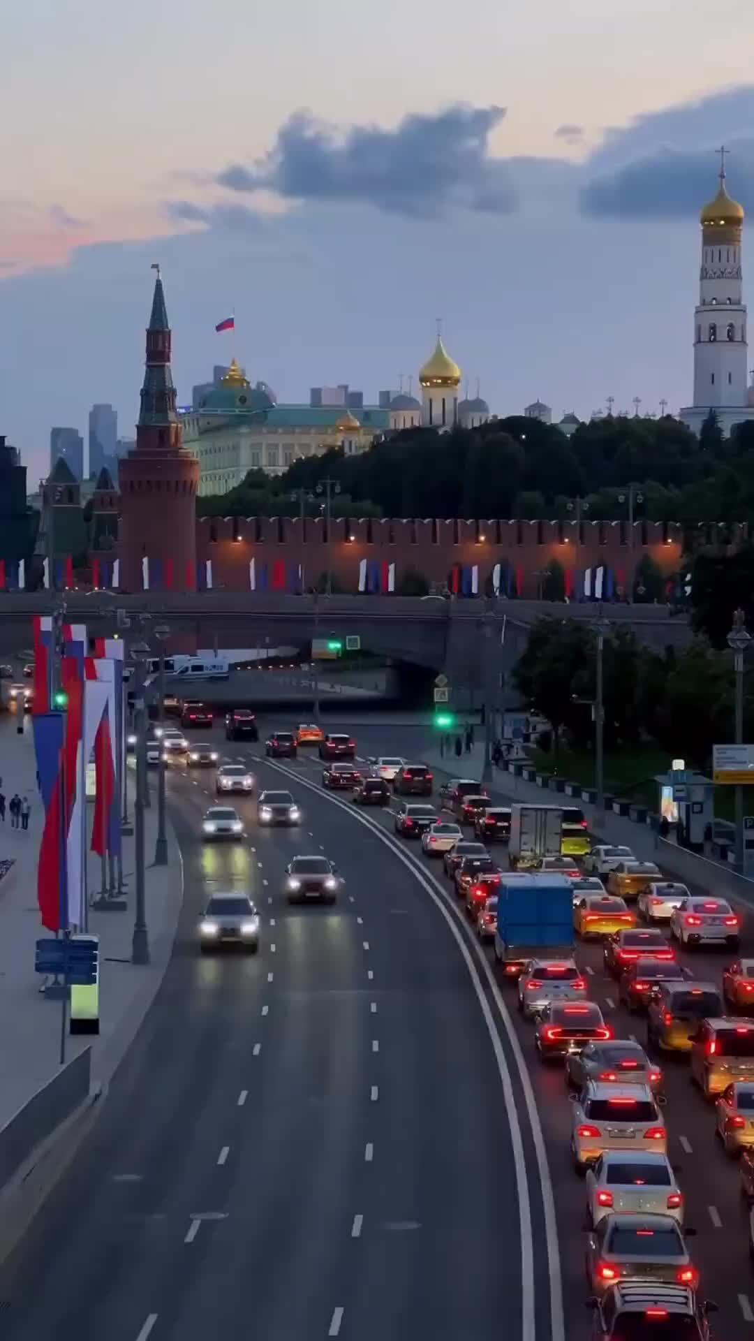 Travel Vibe 🏕 Атмосфера путешествия | 🏙 Москва, Россия Автор видео:  exploremarie | Дзен