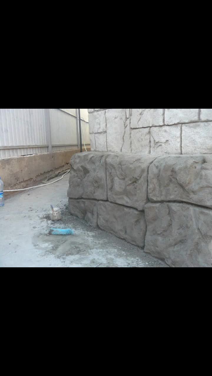 Грунтовка для стен шпатлевка. Огрунтовка стен бетоноконтактом. Подготовка стен под шпаклевку. Белая шпаклевка для стен. Грунтовать гипсовую штукатурку перед шпаклевкой.