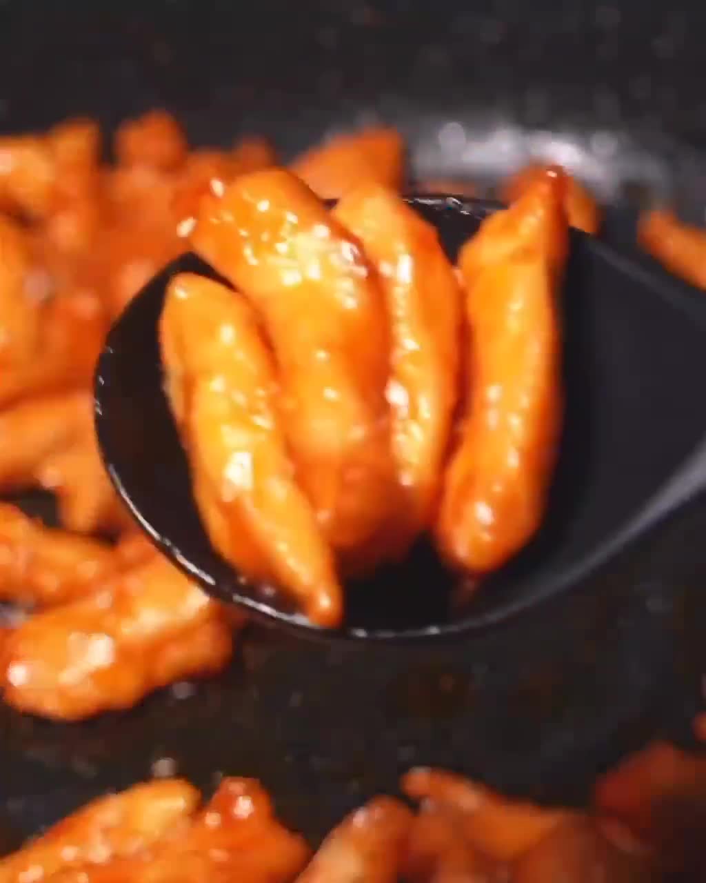 курица по корейски в кисло сладком соусе. курица в крахмале в сладком соусе. куриное филе в кисло-сладком соусе. курица в крахмале. курица сладкая как китайцы ее делают.