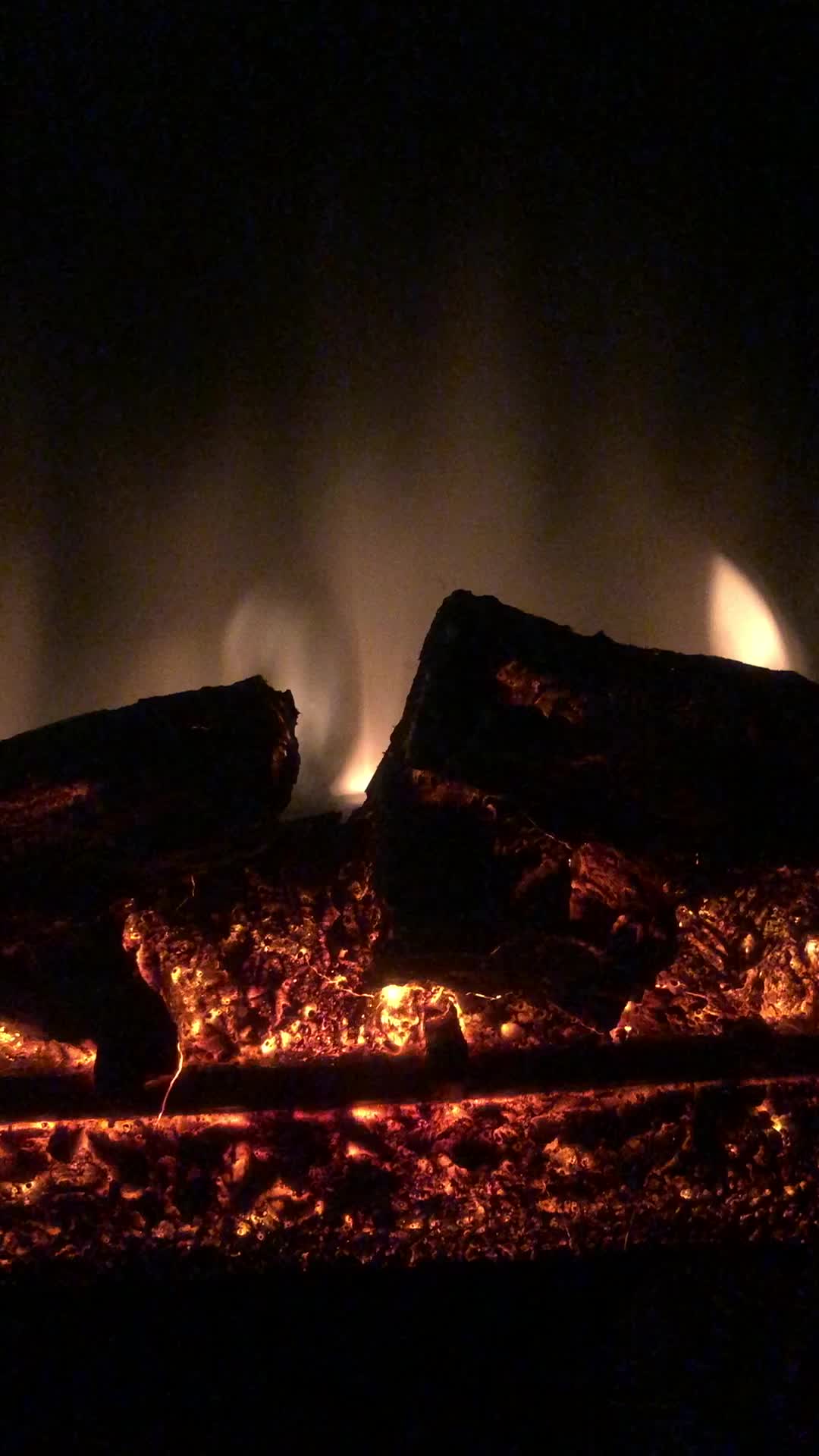 дровяной камин в доме. огонь в камине. маленький камин из кирпича. сделай камин тепло. согреться у камина.