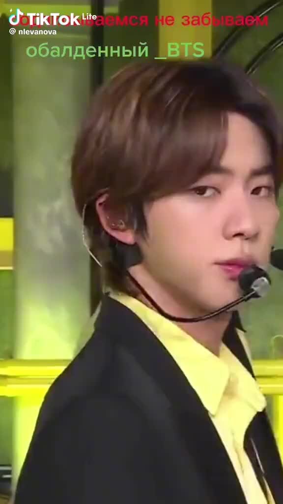 Лен сек. Утренние ласки. Страстные поцелуи в кровати. Близость мужчины и женщины. Мужчина и женщтна в постел.