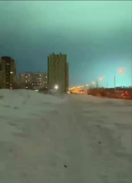 над городом бомбежка. бомбардировка аэродрома вов. над городом бомбежка. юнкерсы 87 бомбят 1941-1942. войны 1941-1945 самолеты бомбят.