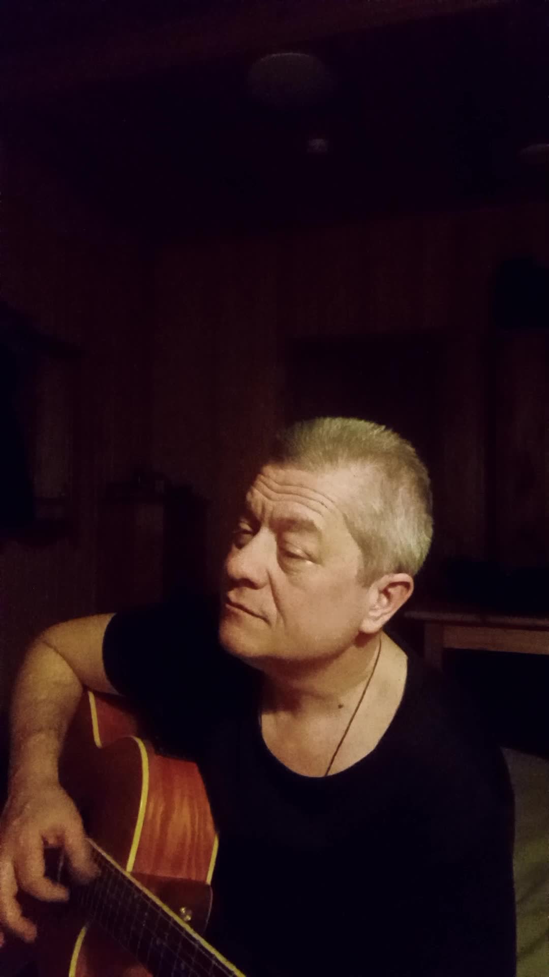 голуби над нашей зоной. тише люди ради бога тише голуби целуются на крыше. голуби кружат над нашей зоной. голуби над зоной. песня голуби найти.