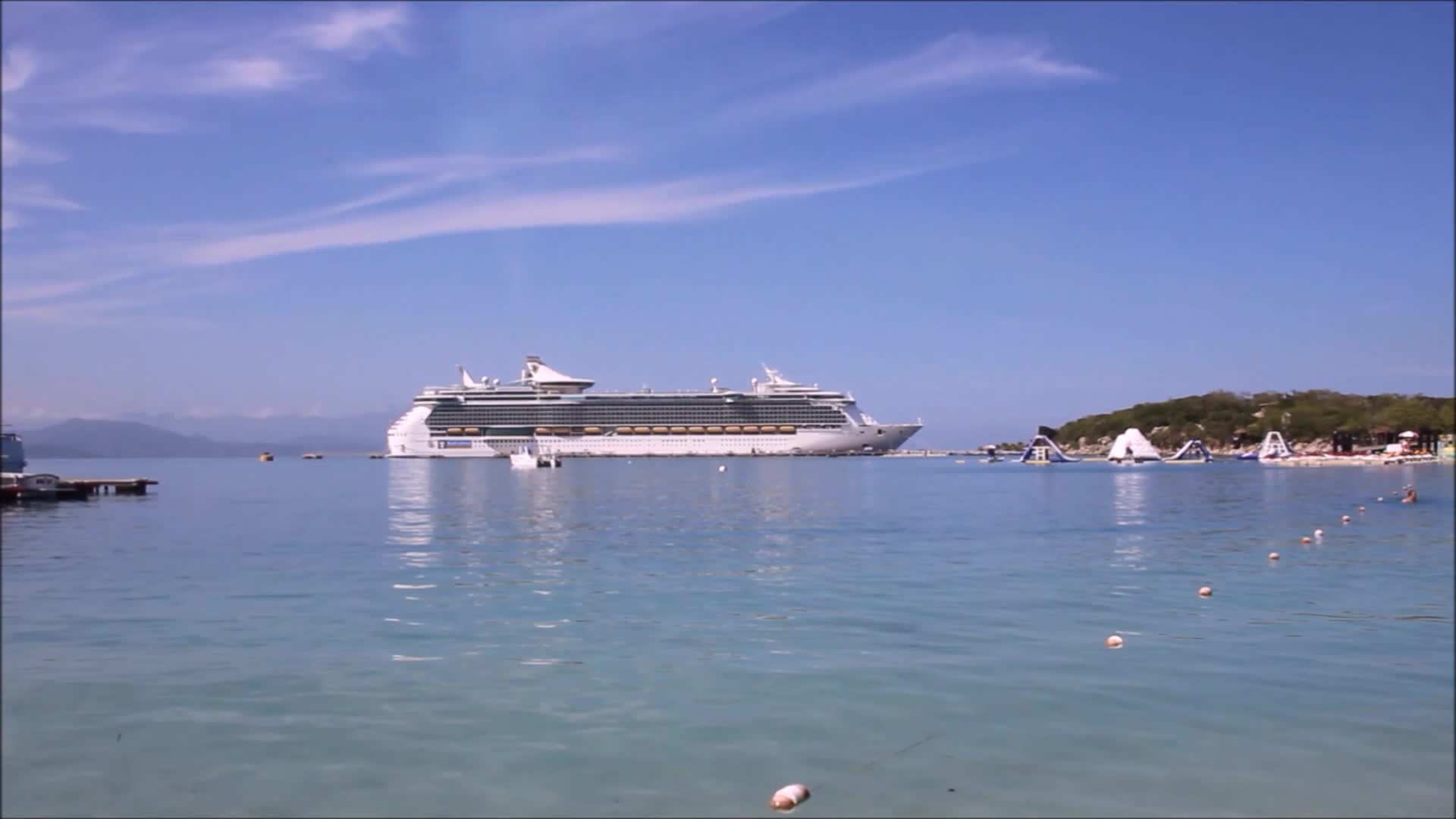 Круизный лайнер карибское море. Лайнер в нью-йорке для круиза. Круиз лайнер карибы. Лайнер роял карибиан. Роял карибиан майами.