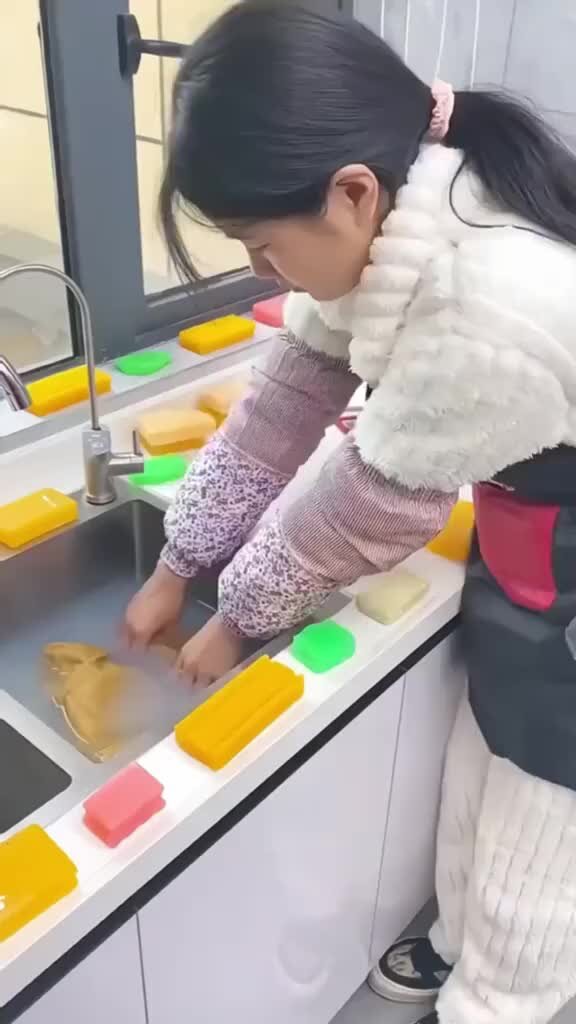 Убираться и мыться в сочельник. Девочка в печке. Убираться и мыться в сочельник. Вечером 18 января можно ли мыться перед крещением. Крещенский сочельник приметы.