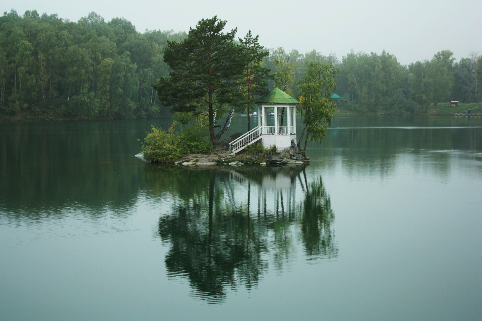 Малого водохранилище. Озеро ая горный Алтай. Озеро Айское горный Алтай. Айя озеро Алтайский край. Горный Алтай ая беседка на озере.