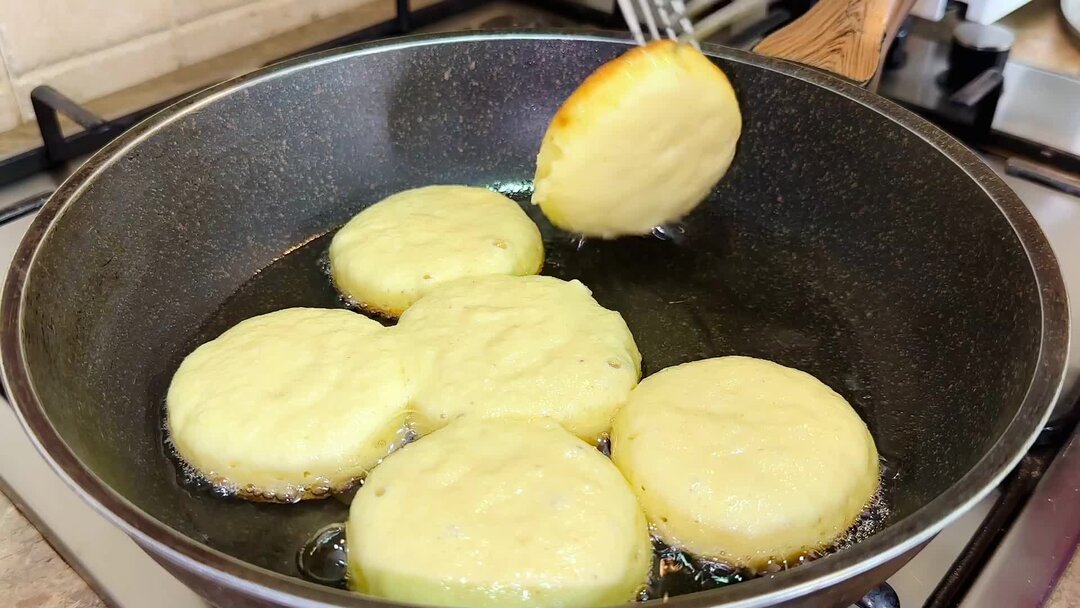 пышные оладьи. овсяно банановые панкейки. оладьи на антипригарной сковороде. луковые оладьи. оладьи яблоки бананы.