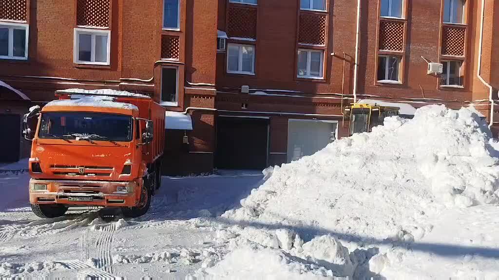 Фото снегопада самара 22 января. Вывоз снега в самаре. Уборкой снега в самаре администрация. Вывоз снега в самаре. Уборка снега вручную.