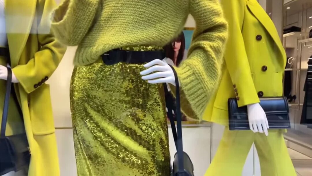 Витрина бутика одежды. Отражение в витрине. Пекарня в париже confiserie. Витрина для гитары. Мимо домов и витрин.