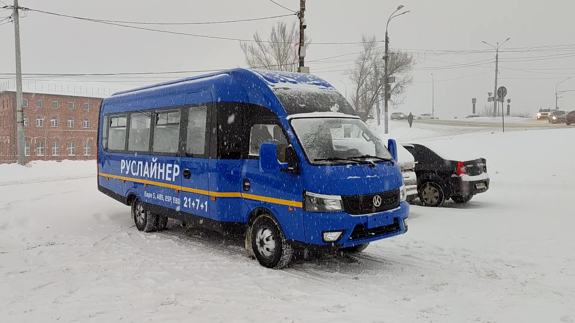 Хендай мигхти ех8. Wanda akzo nobel. Владелец шиномонтажа. Руслайнер. Шиномонтаж москва сити.