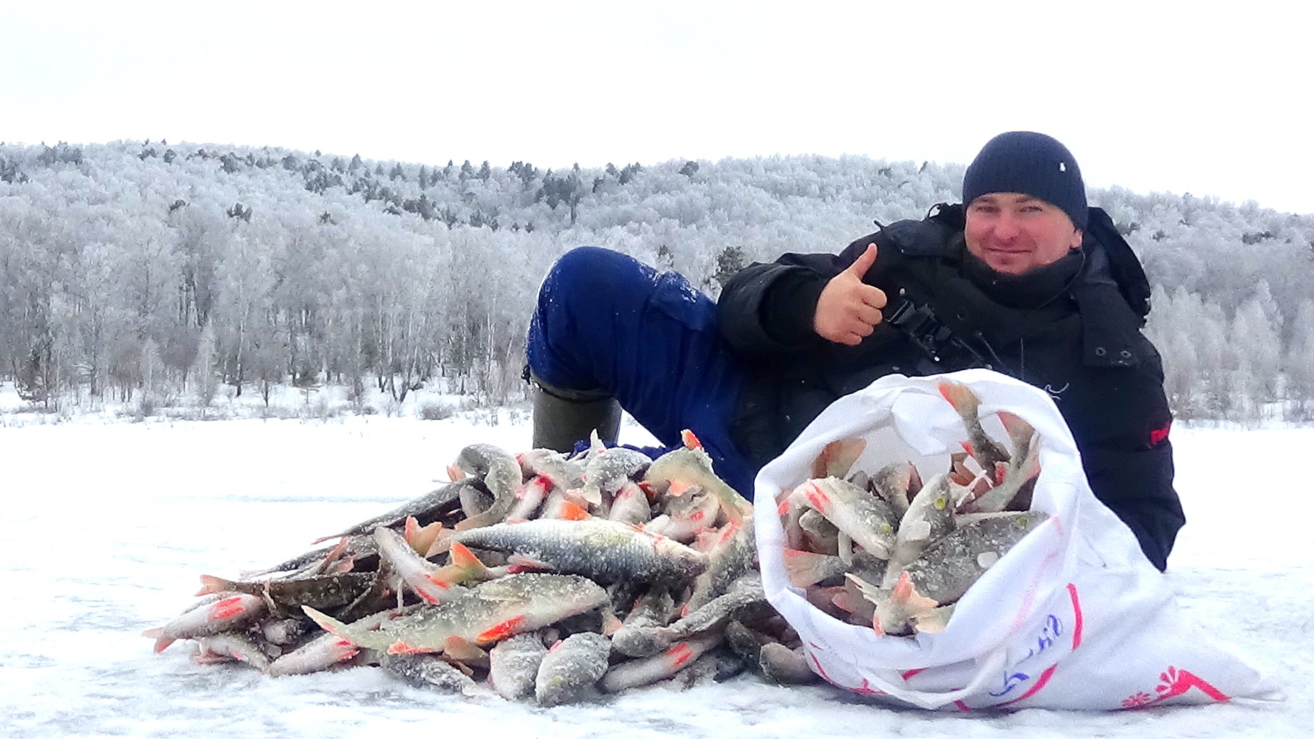 Какая рыба в мешке. Зимняя рыбалка в Якутии. Рыбалка в Якутии зимой. Рыбалка на льду. Рыба в лунке.