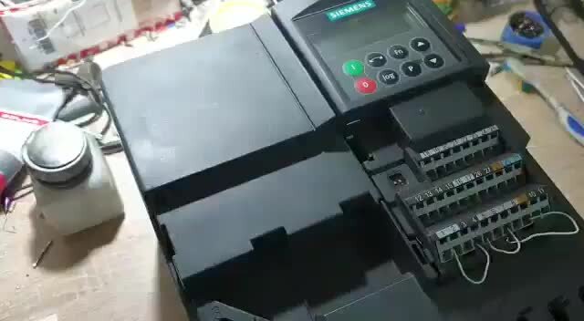 Код ошибок частотного преобразователя. Панель оператора частотного преобразователя сименс. Ошибки частотника siemens. Частотник сименс коды ошибок r0503. Micromaster 420 0,75 платы.